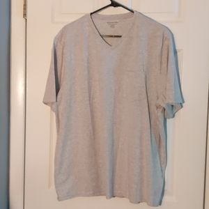 Amazon Essentials V-neck Tee . XL